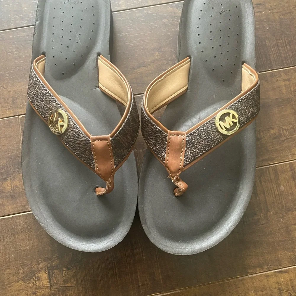 Michael Kors Brown and Black Platform Thong Sandals - Picture 3 of 11